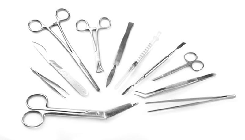 Eine Auswahl an chirurgischen Instrumenten ausgelegt auf einer Oberfläche.